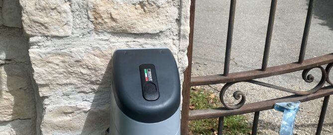 Zoom sur le bras articulé de portail
