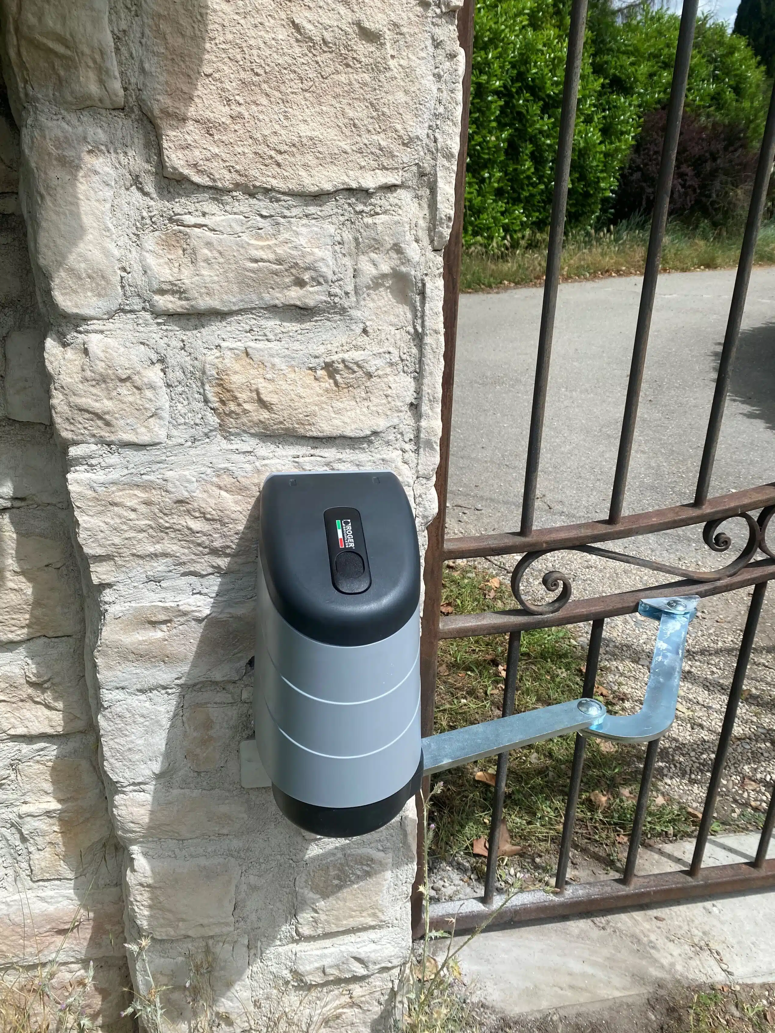 Zoom sur le bras articulé de portail