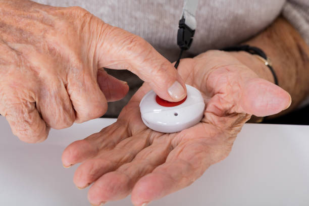 Urgence_assistance_alarme Femme âgée appuyant sur un bouton d’alarme d’urgence