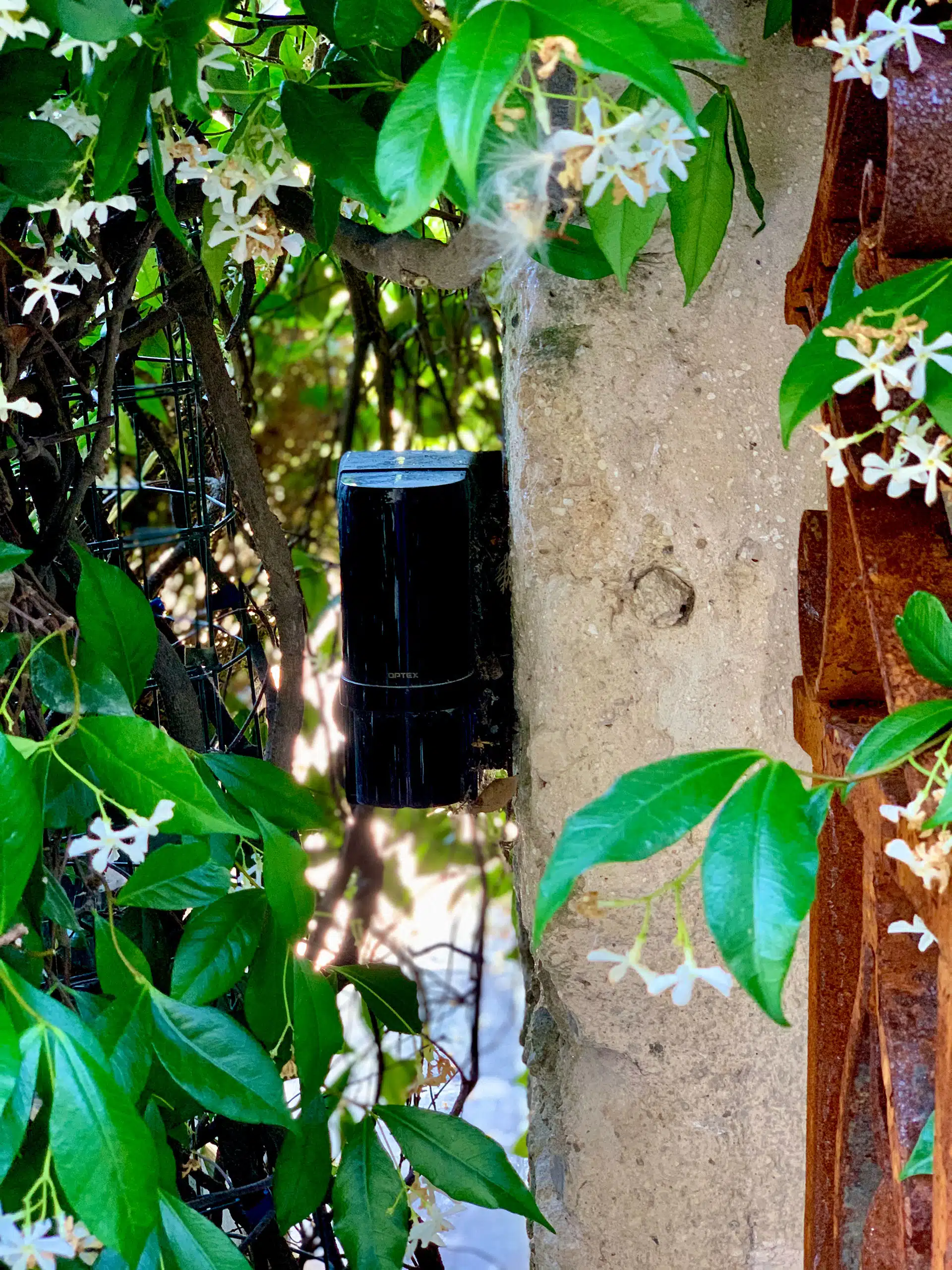 Camera_extérieure Caméra extérieure installée sur une façade en pierre pour la vidéosurveillance