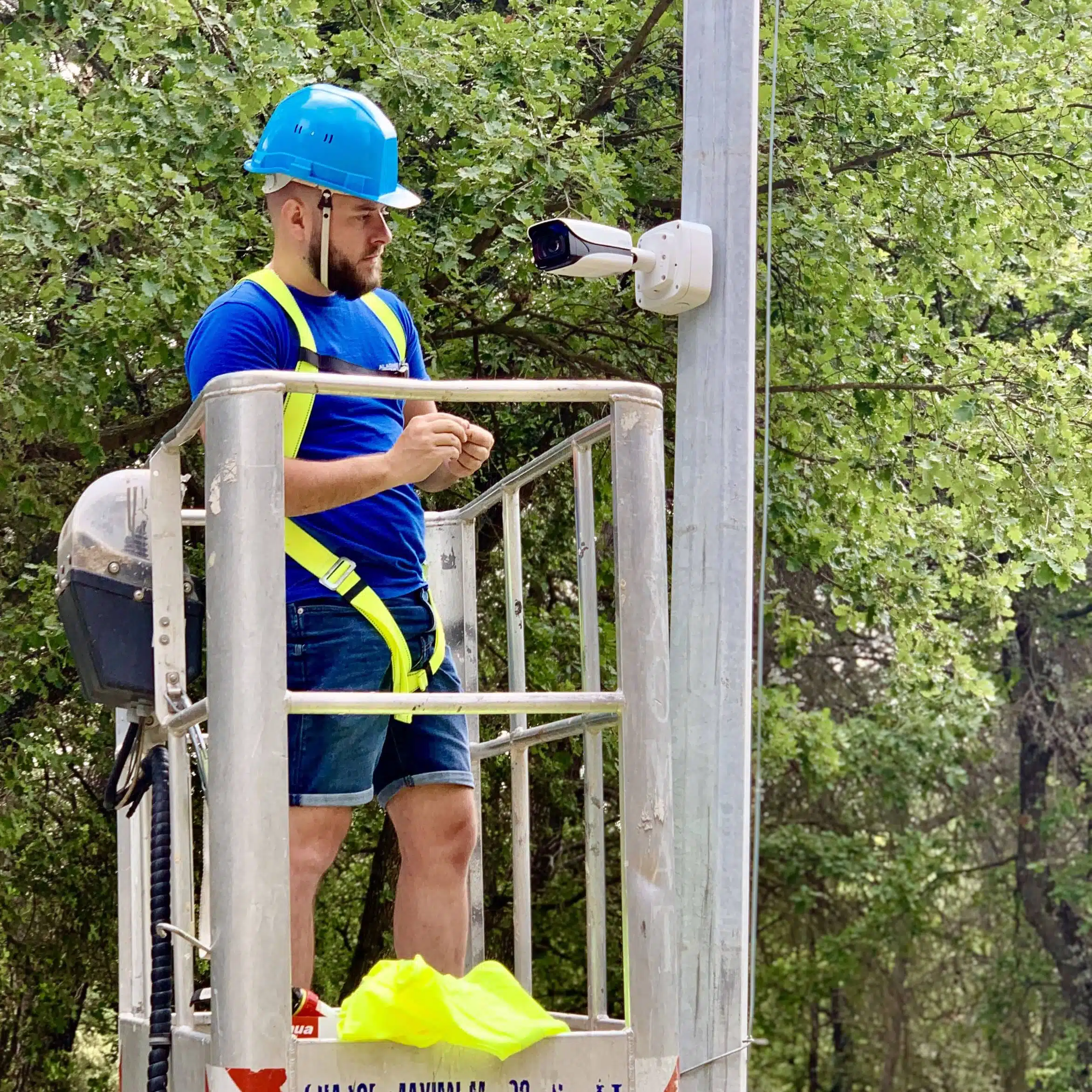 Caméra de sécurité installée en hauteur sur un pylône, offrant une surveillance étendue et une protection fiable contre les intrusions.