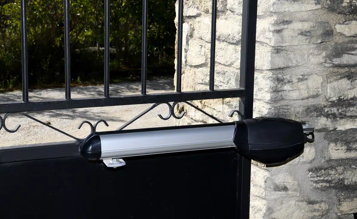 Gros plan sur le bras articulé d’un portail ; mécanisme robuste et précis