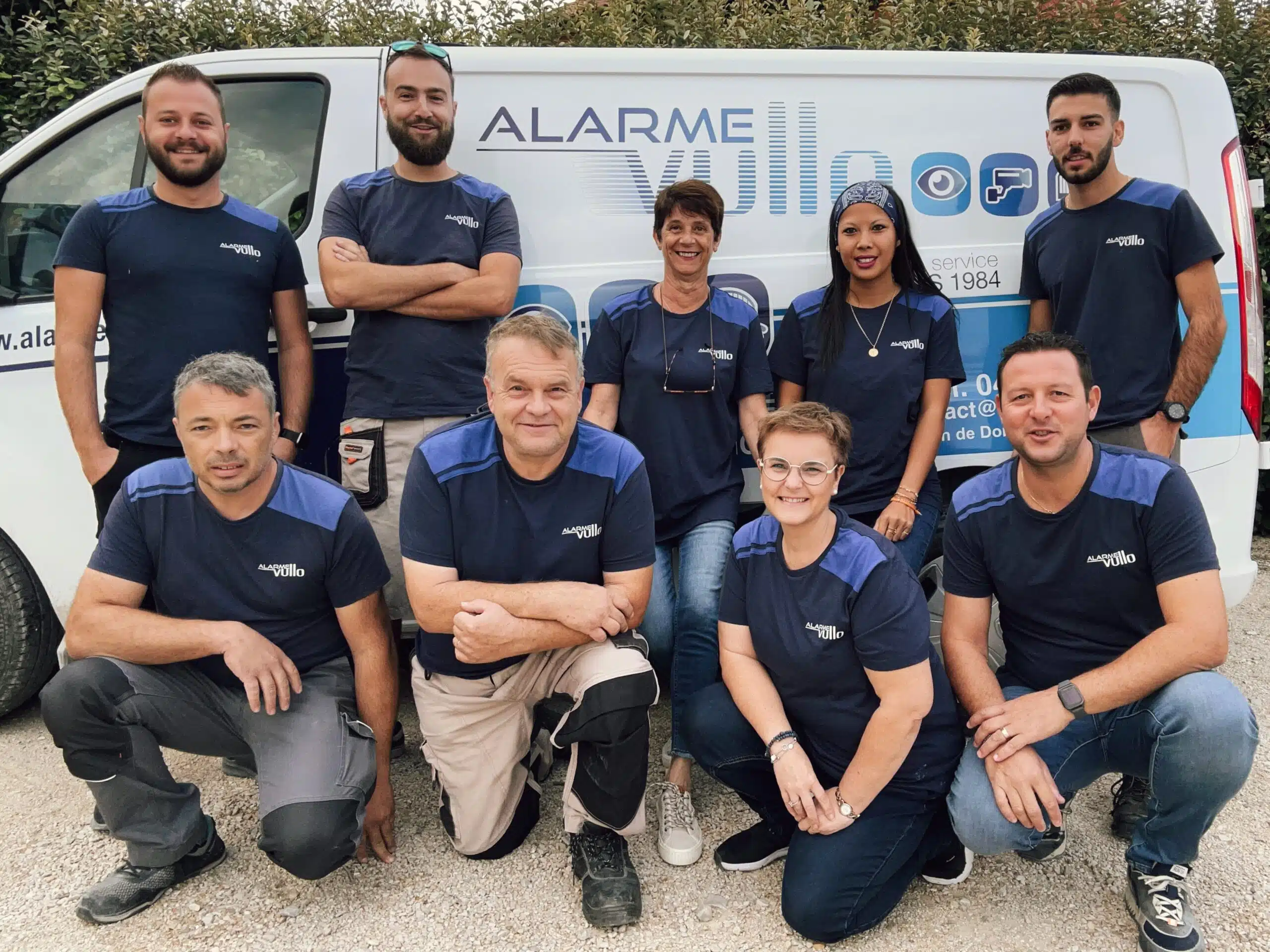 L'équipe d'Alarme Vullo en uniforme, se tenant devant leur camion d'intervention, symbolisant leur expertise et leur engagement pour la sécurité et la protection des clients.