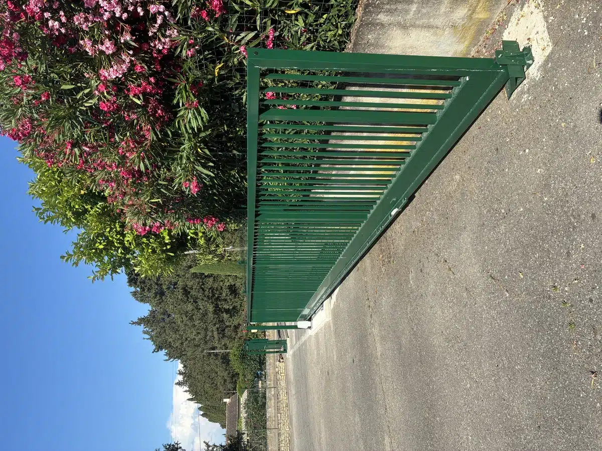 Photo grand angle d’un portail coulissant moderne et robuste