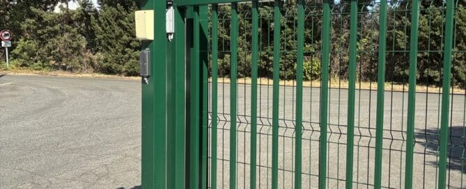 Portail coulissant vert sécurisé et design