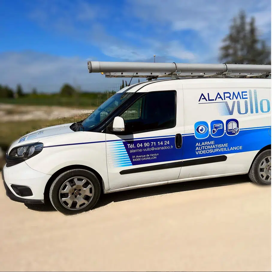 Camionnette-Vullo Camionnette Vullo, portant l'image de marque de l'entreprise et représentant son engagement à fournir un service rapide et fiable sur site.