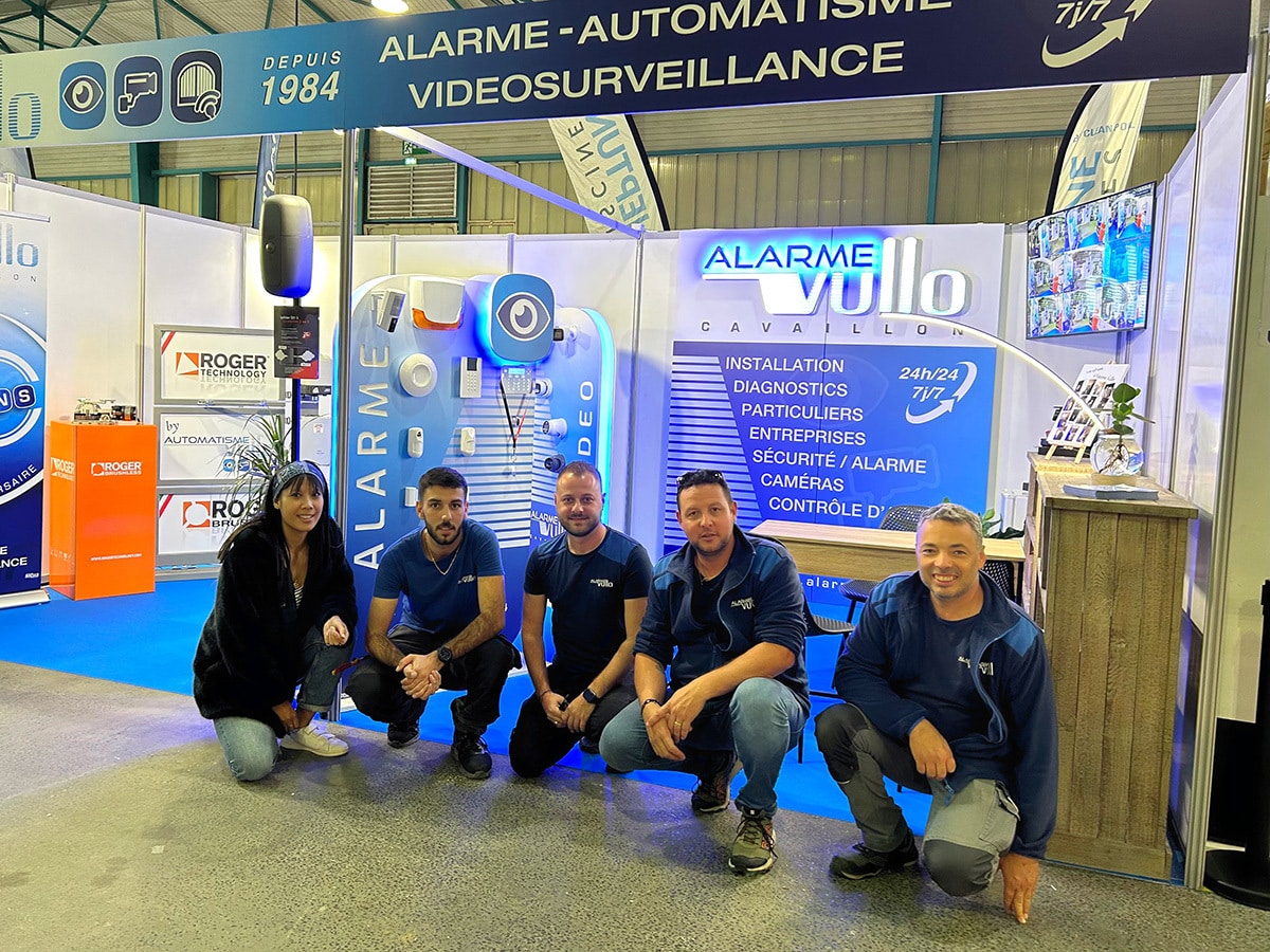 Équipe Vullo posant devant leur stand à la Foire de Cavaillon.