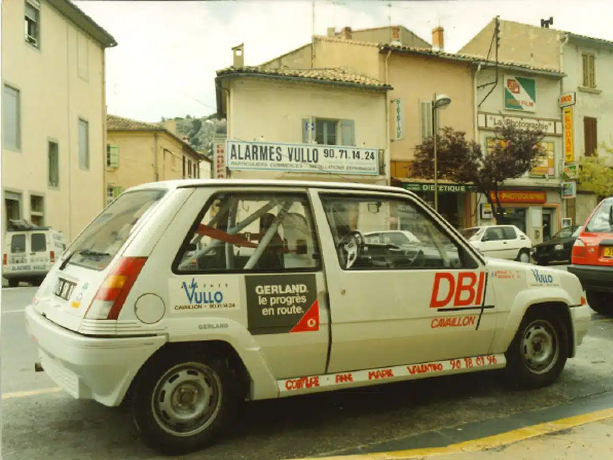 Voiture de rallye avec logo sponsor Vullo visible sur la carrosserie.