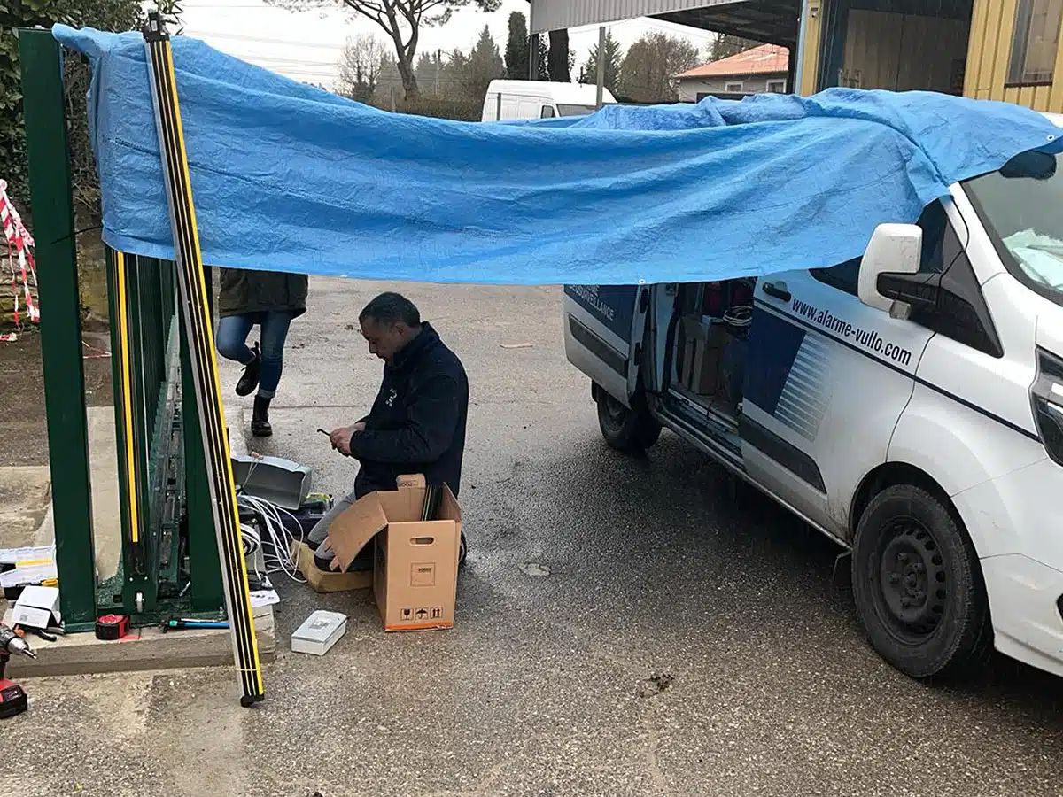 Technicien Vullo intervenant sur un portail coulissant.