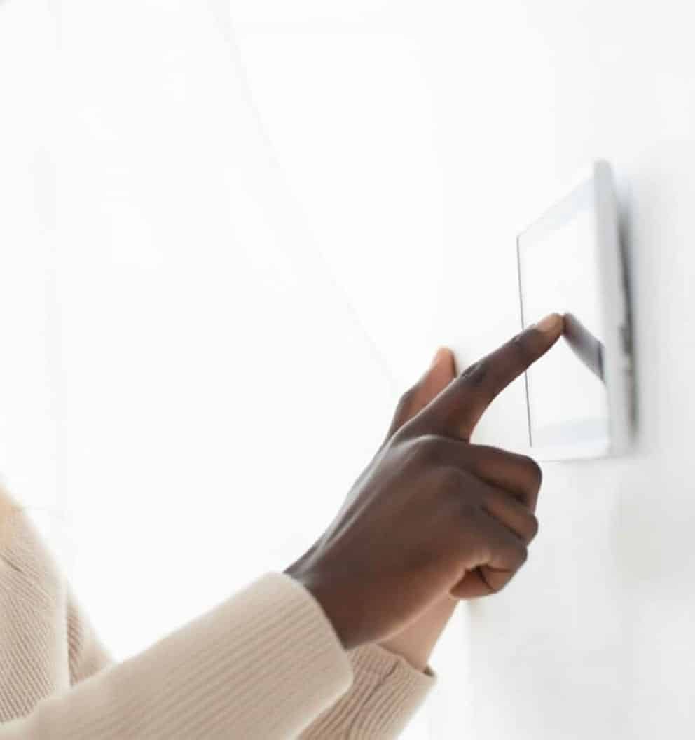 Armer-systeme-alarme Utilisation d’un écran tactile pour armer un système d’alarme domestique connecté, garantissant sécurité et tranquillité d’esprit.