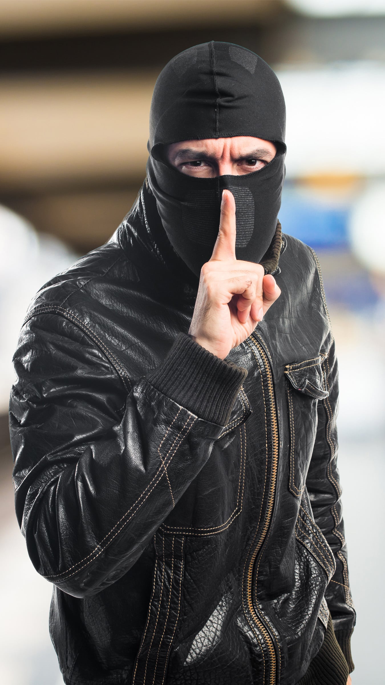 voleur-eygalieres Individu masqué en tenue sombre symbolisant une tentative d’intrusion, rappelant l’importance de sécuriser son habitation à Eygalières.