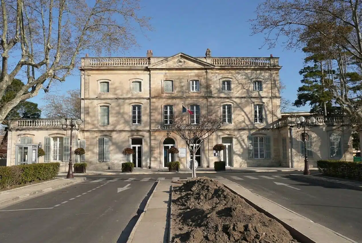 monfavet-alarme Bâtiment public de type mairie protégé par une alarme sans abonnement pour sécuriser les locaux administratifs et prévenir les intrusions.