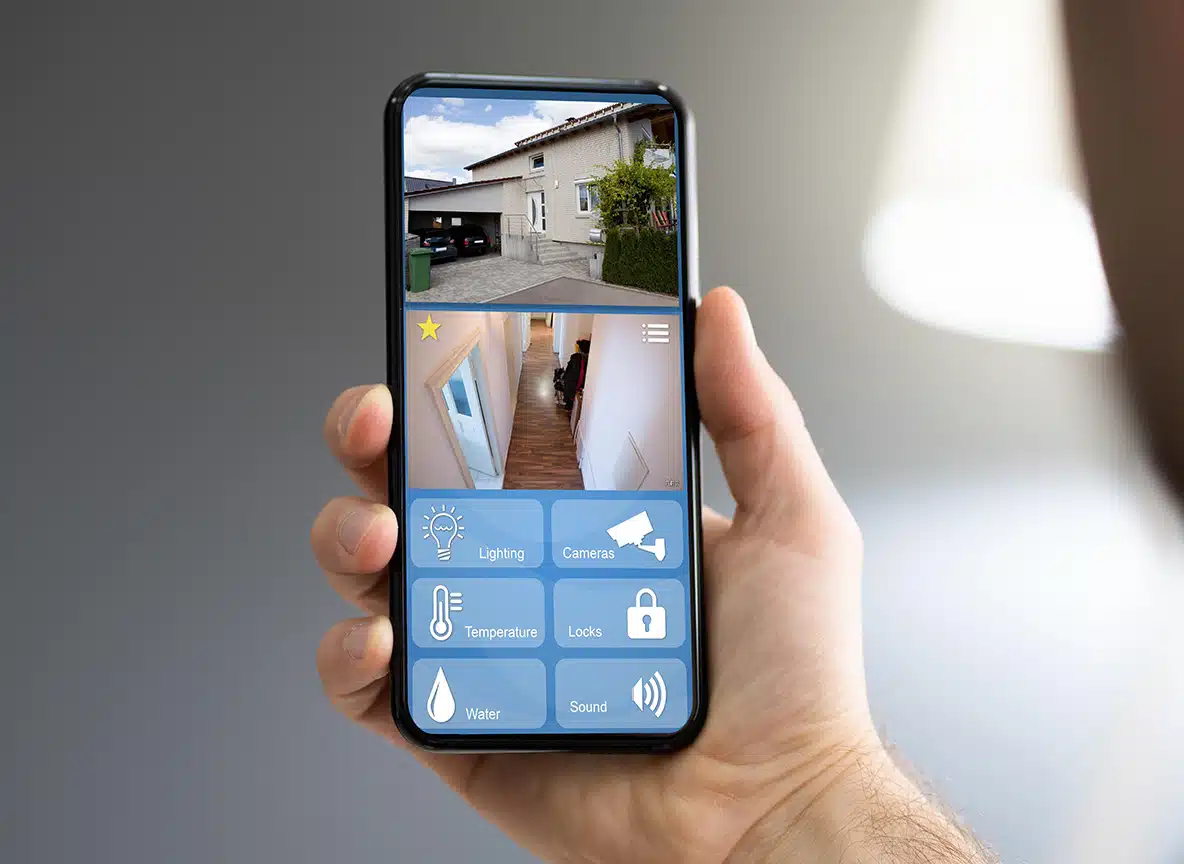 salon-provence Smartphone affichant une application de contrôle d’alarme sans abonnement avec caméras, éclairage, température et verrouillage à distance d’une maison.
