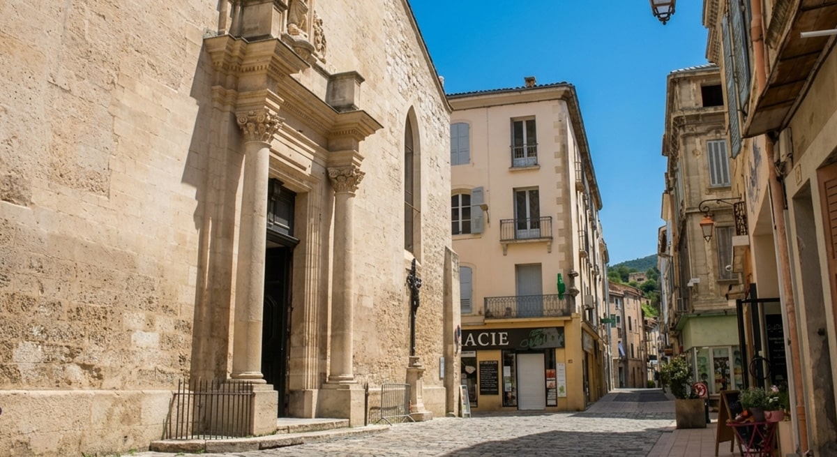 Rue étroite d’un centre historique avec bâtiments en pierre et commerces, illustrant un environnement urbain sécurisé par une alarme apt.