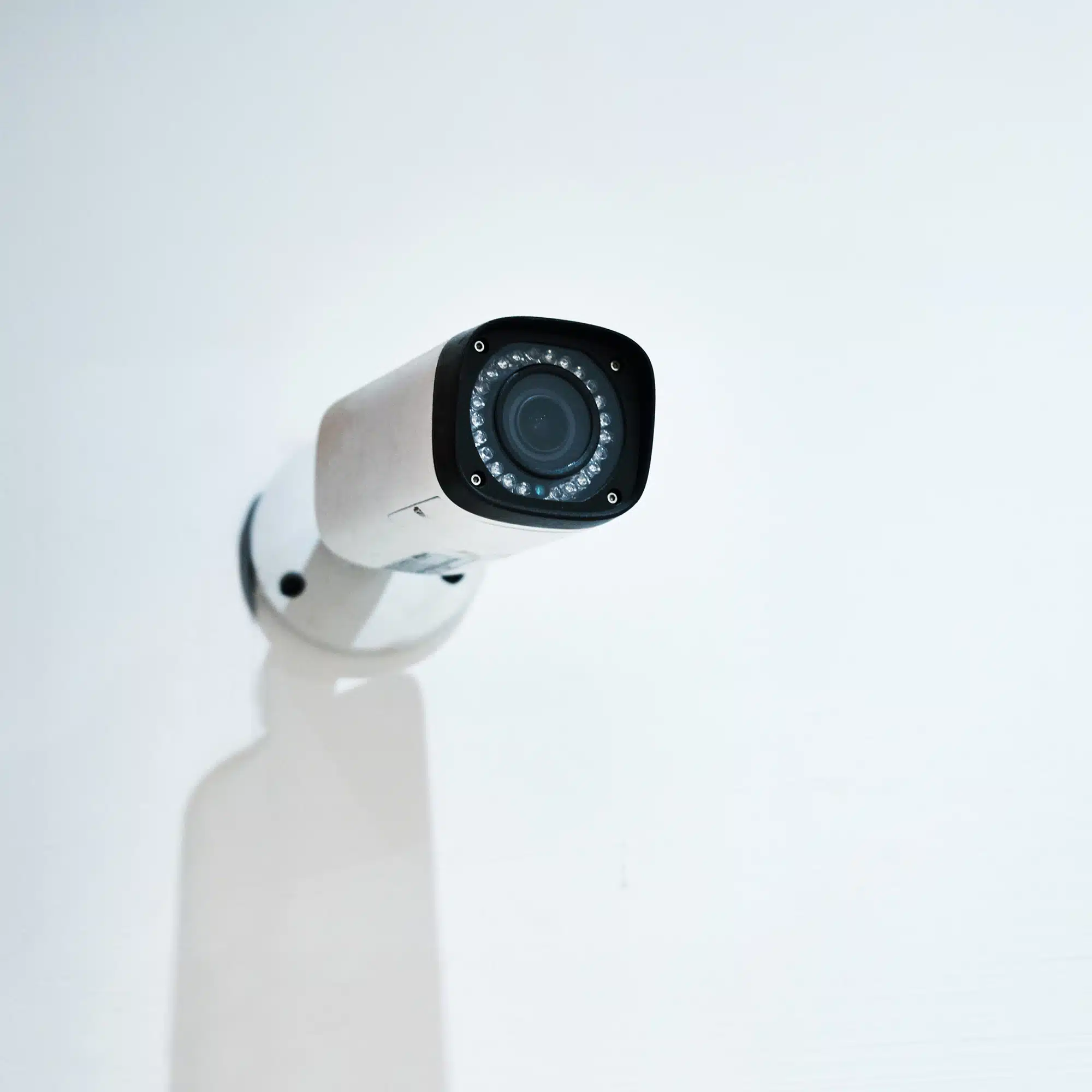 camera-surveillance Caméra de surveillance murale moderne utilisée avec une alarme sans abonnement à Salon-de-Provence pour sécuriser un logement