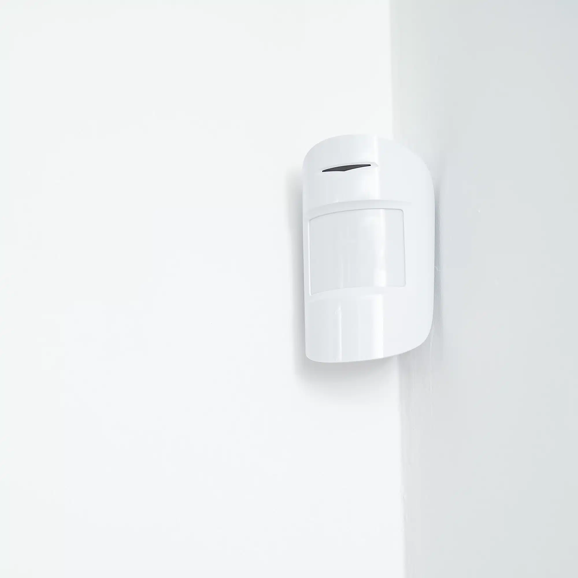 alarme-maison Détecteur de mouvement intérieur fixé sur un mur, utilisé avec une alarme sans abonnement à Salon-de-Provence