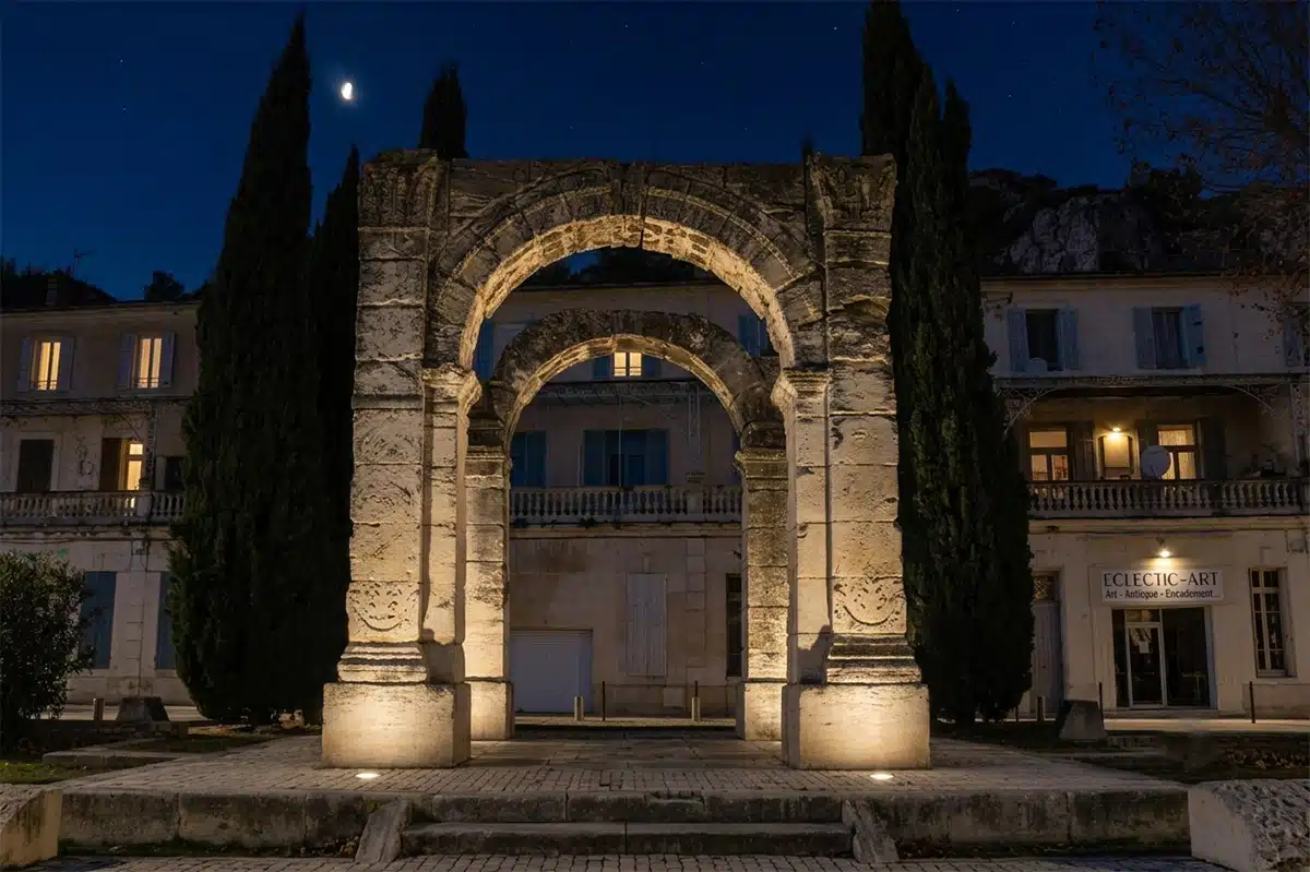 Arche romaine de Cavaillon de nuit Poseur d'alarme à Cavaillon : arche romaine emblématique de la ville illuminée de nuit, représentant le patrimoine local où les professionnels de la sécurité proposent des solutions d'alarme pour les habitations et les entreprises.