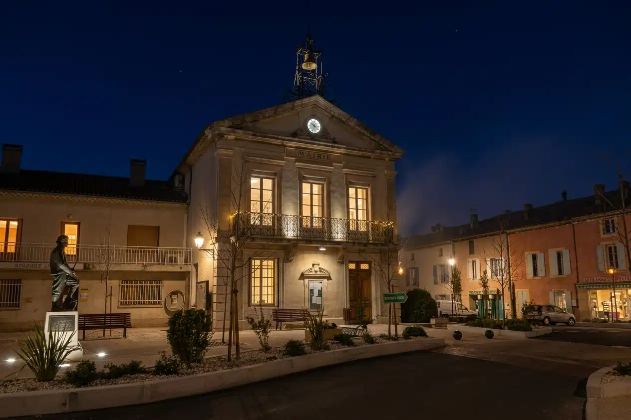 althen-des-paluds Mairie et centre d’Althen-des-Paluds éclairés de nuit, secteur couvert par des solutions locales de sécurité et d’alarme.